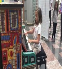 اجرای زیبای پیانو توسط دختر خردسال